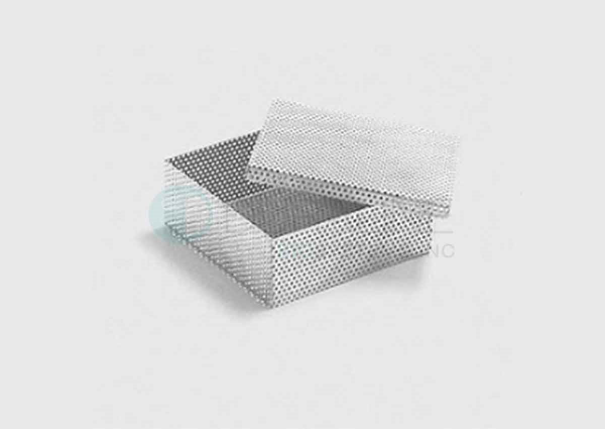 Mesh basket with lid for smallware